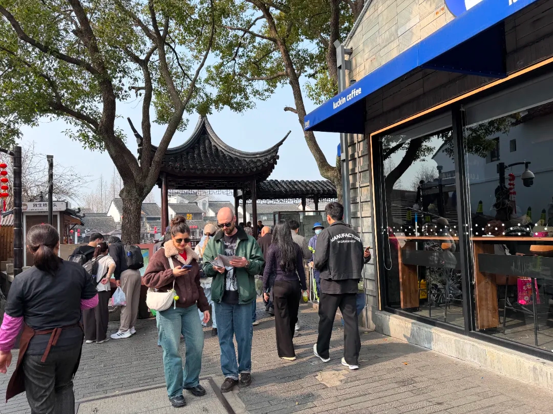 Turistas internacionales exploran el pueblo antiguo de Zhujiajiao_副本.jpg