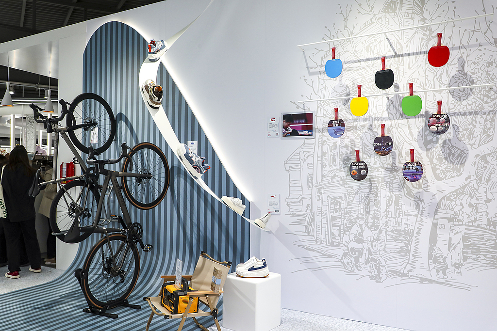 Los nuevos productos de las marcas tradicionales de Shanghai se exhiben en el pabellón de Shanghai de la CIIE..jpg