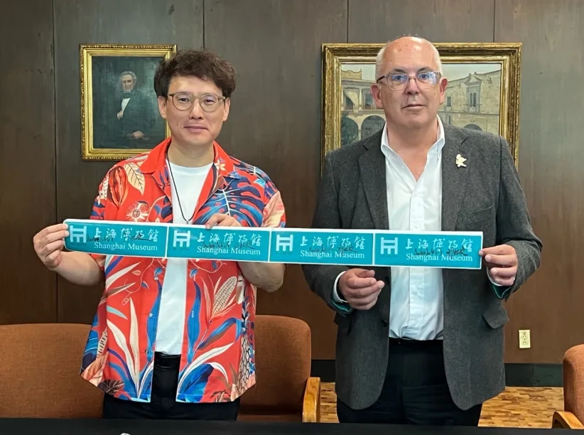 El director del Museo de Shanghai, Chu Xiaobo, y el director del Museo Nacional de Antropología de México, Antonio Saborit, firman conjuntamente los sellos de las cajas_副本.jpg
