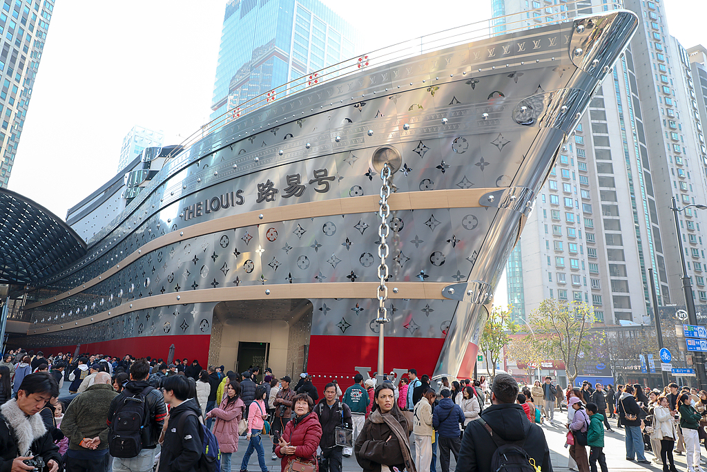 Una multitud de visitantes se congrega alrededor de The Louis, el 28 de diciembre de 2025, en el distrito de Jing