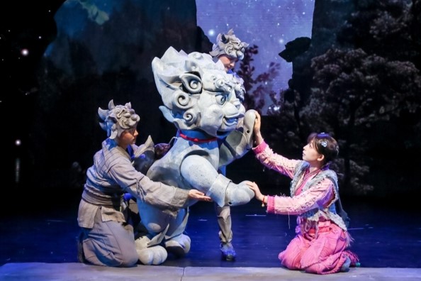 Colaboración de artistas chinos y españoles da vida a los leones de pierda