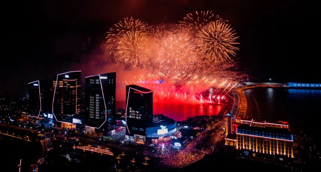 Espectáculo de fuegos artificiales y luces en el puerto de cruceros de Wusongkou..jpg