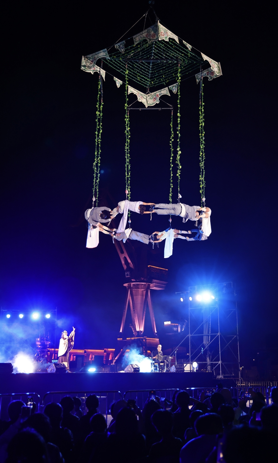 Escena del espectáculo aéreo Voalá Station, presentado por la compañía artística española Voalá, el 11 de octubre, en el Parque Chuantai-2.jpeg