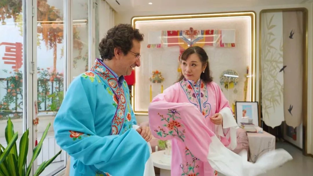 Marios Joannou Elia en el estudio de Zhao Jinyu, heredera de la ópera Kunqu._副本.jpg
