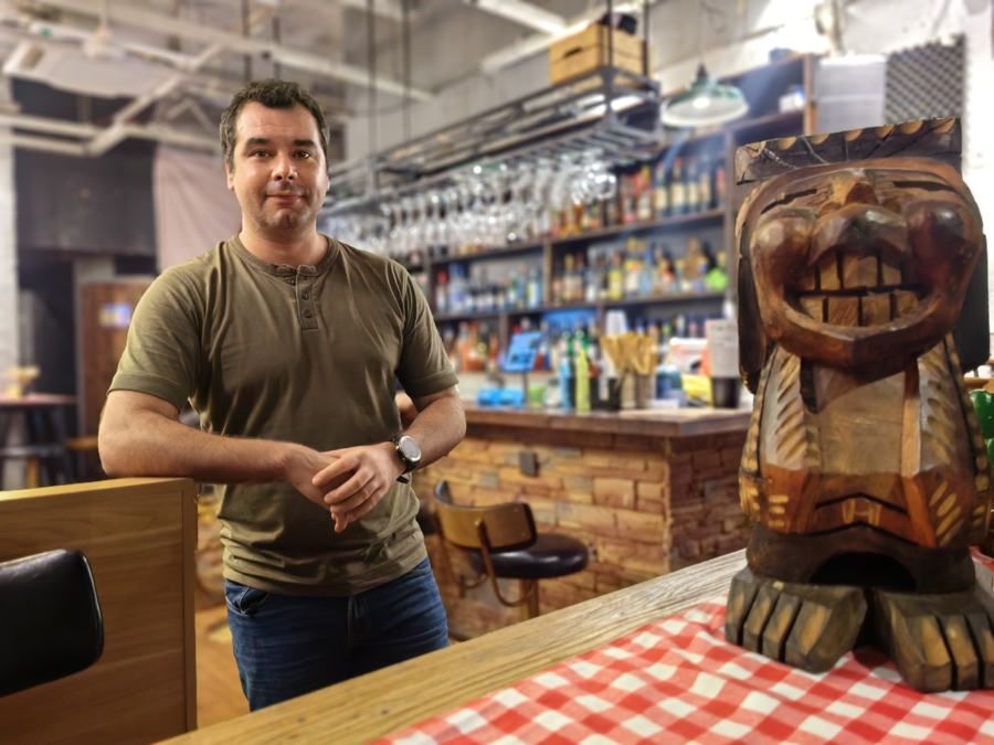 Rodrigo Riveros en su restaurante Casa Chile.jpg