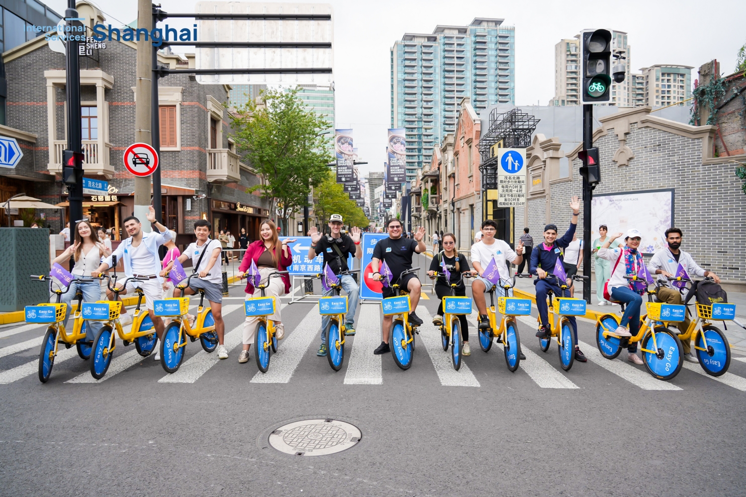 Los ciclistas posan para una foto grupal antes de comenzar la ruta en bicicleta.jpg