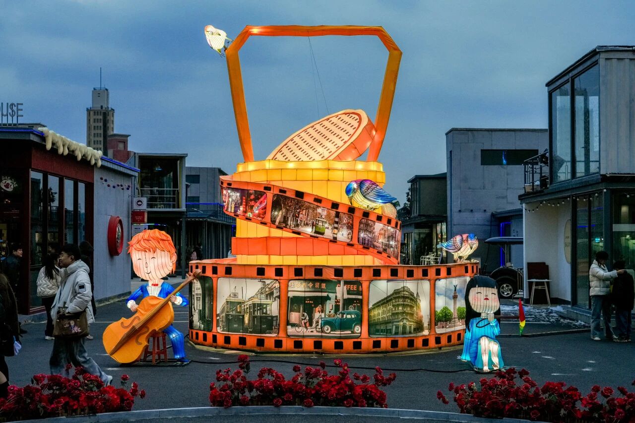 Una instalación lumínica inspirada en el cine dentro del parque..jpg