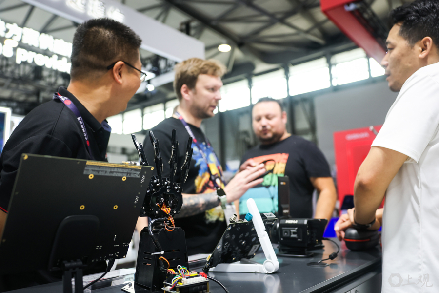 Palma robótica inteligente expuesta en el MWC Shanghai de 2025..jpg