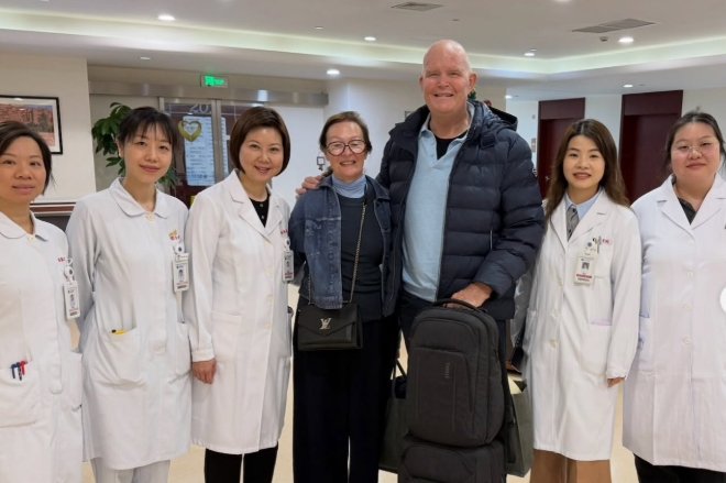 Oscar Chalupusky (centro), excapitán del equipo olímpico de piragüismo de Sudáfrica, fotografiado con el equipo médico del Hospital Ruijin de la Escuela de Medicina de la Universidad Jiaotong de Shanghai..jpg