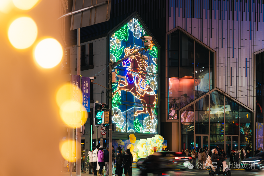 Una iluminación temática del Año del Caballo ilumina la fachada de Longfeng·PRSCO.png