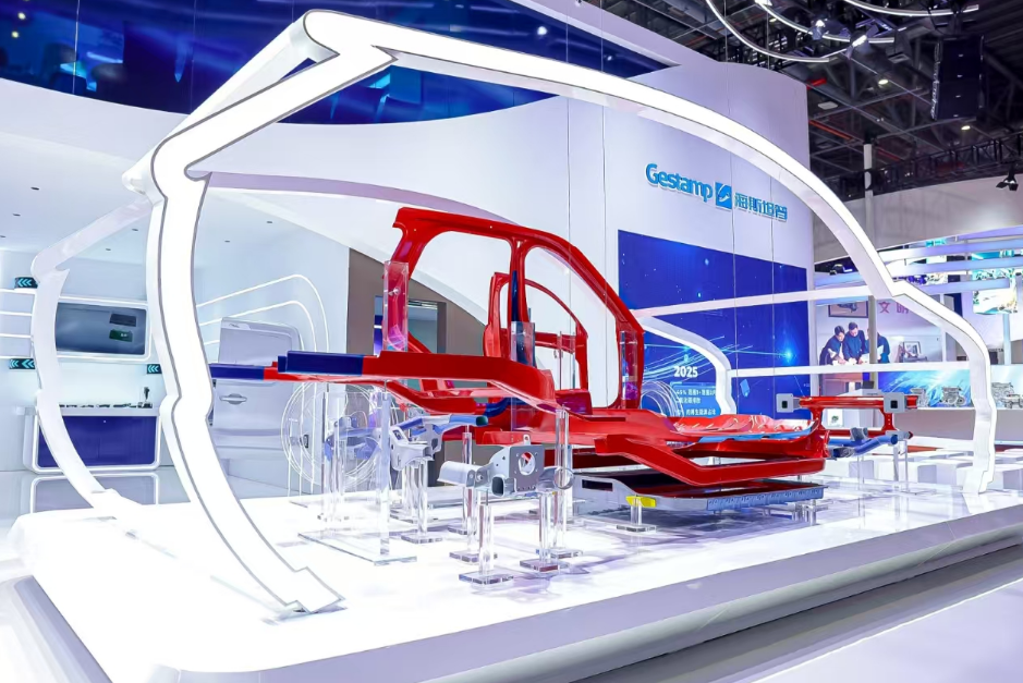 El fabricante español de componentes para automóviles Gestamp muestra la carrocería blanca integrada de un vehículo en la 21ª Exposición Internacional de la Industria Automotriz de Shanghai.png