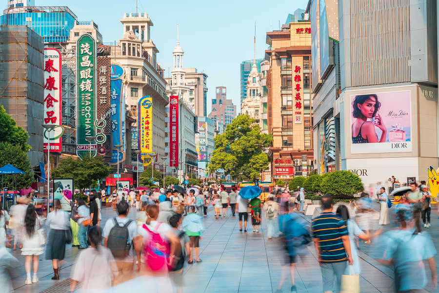 Con más de 45 tiendas que ahora ofrecen devoluciones de impuestos, la calle peatonal de Nanjing Road es una visita obligada para los turistas de compras en Shanghai.png