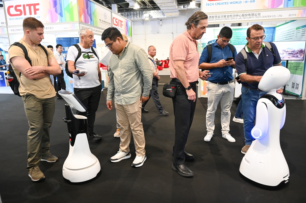 Visitantes interactúan con robots en la 11ª Feria Internacional de Tecnología de China (Shanghai) el 11 de junio de 2025.jpg