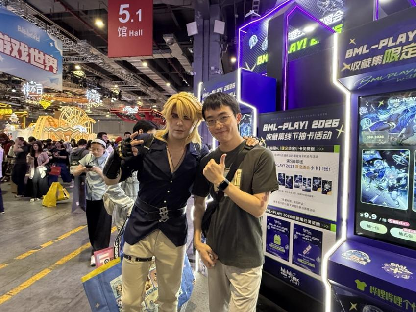Un fan junto a un cosplayer en el Bilibili World 2026.png