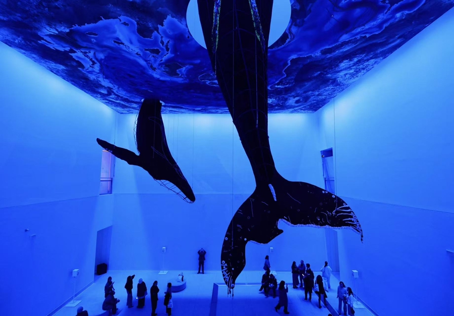 Escena de la exposición Carolina Cayced. saludo de las ballenas en el Museo de Arte de Pudong.jpg