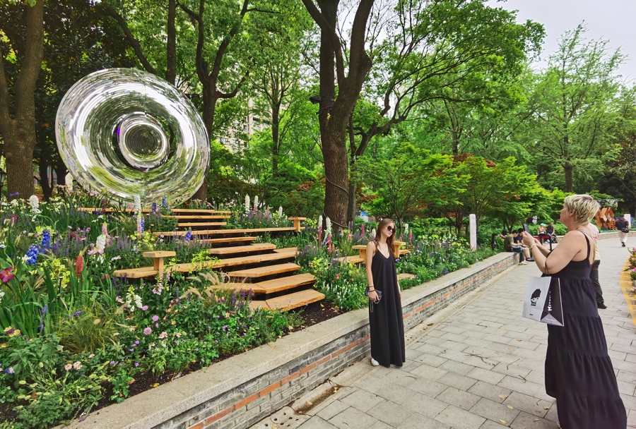 Dos visitantes toman fotos en un jardín de Shanghai..jpg