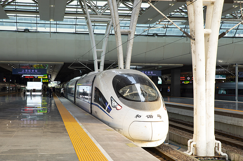 Un tren de alta velocidad en la Estación de Ferrocarril Hongqiao de Shanghai..jpg