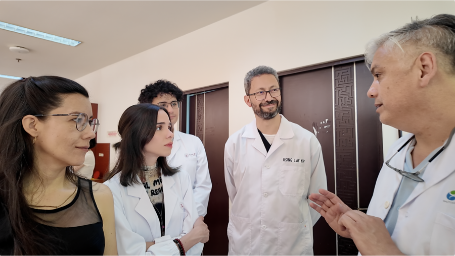 Héctor (primero por la derecha) explica los términos de la MTC a la delegación colombiana..png