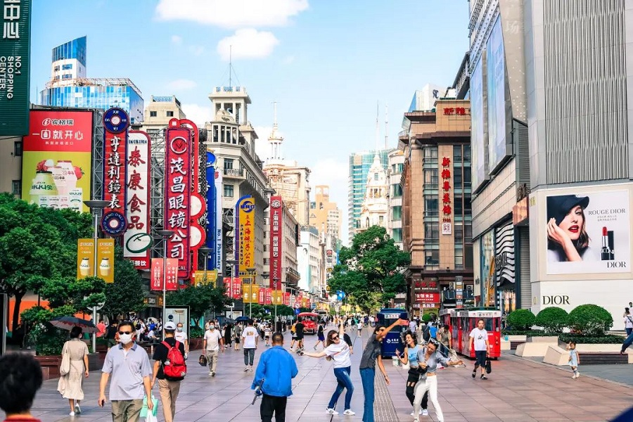 La calle peatonal Nanjing Road es una de las zonas comerciales más cálidas para los turistas que llegan al país.jpg