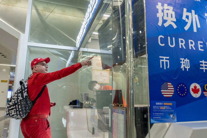 El Metro de Shanghai ofrece servicios de cambio de divisas en sus estaciones aeroportuarias