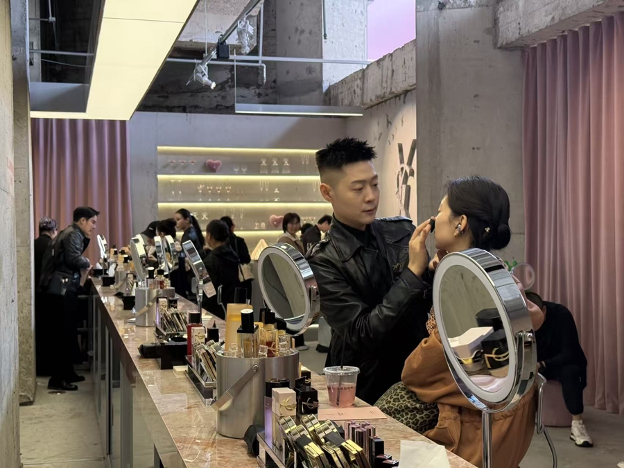 El espacio inmersivo pop-up de YSL Beauty..jpg