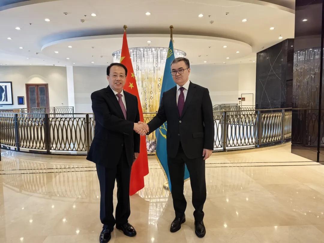 El alcalde de Shanghai, Gong Zheng (a la derecha), estrecha la mano del alcalde de Astana, Zhenis Kassymbek.jpg