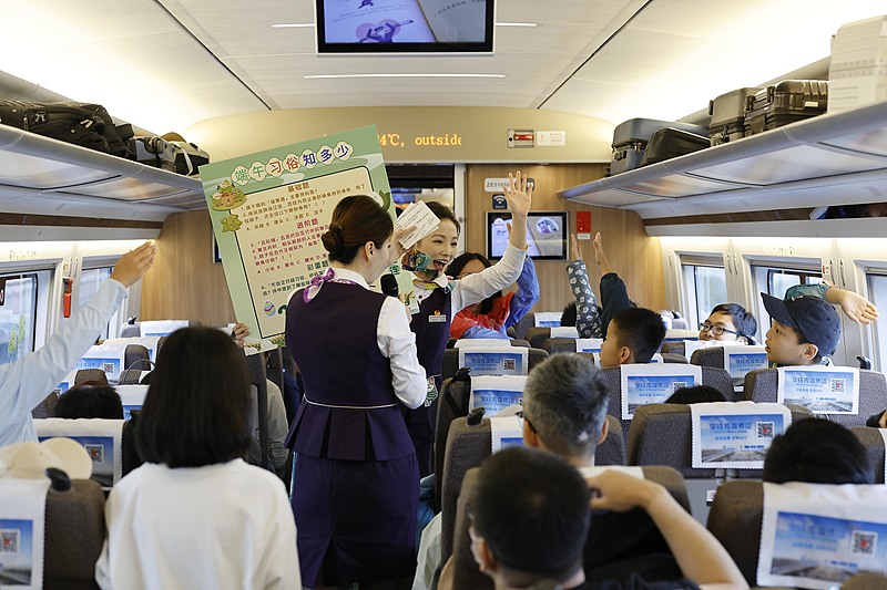 Un tren de alta velocidad de Shanghai a Beijing ofrece una experiencia enriquecedora con temática del Festival del Bote del Dragón a los pasajeros.jpg