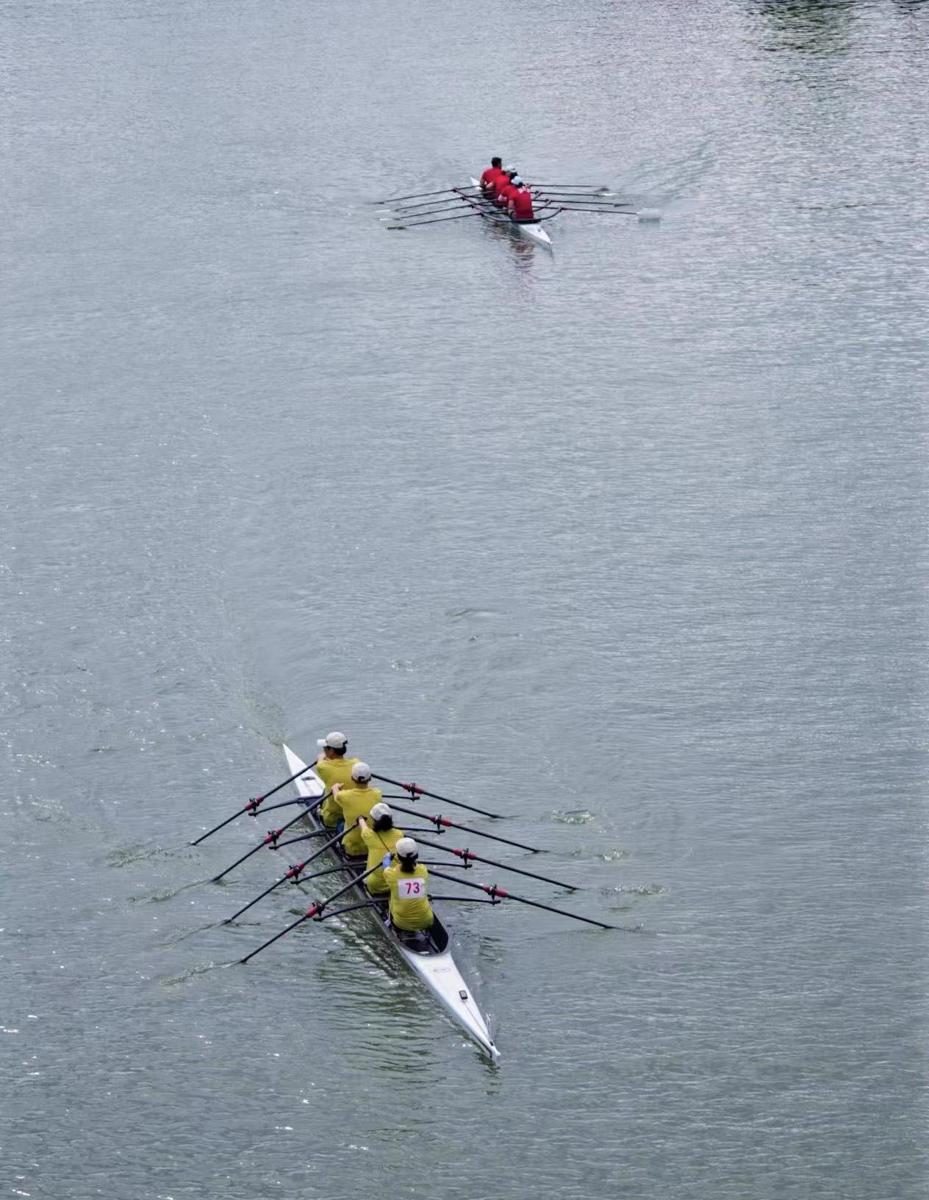 Los atletas compiten en el río Suzhou, en Shanghai.jpeg