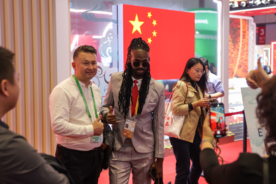 Carlos y otros asistentes internacionales en la VIII Exposición Internacional de Importaciones de China..jpg