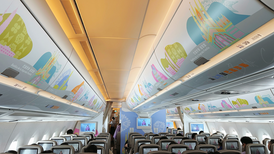 Vista interior del vuelo MU6275 con temática del arte arquitectónico de España.jpg