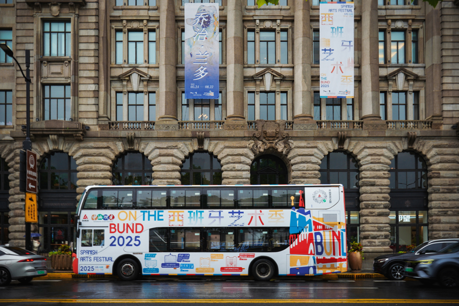 Vista de un autobús temático del Festival de Arte Español 2025.jpg