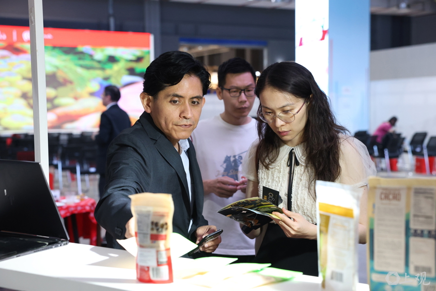 Escena de la sesión de emparejamiento comercial entre empresas peruanas y chinas.jpg