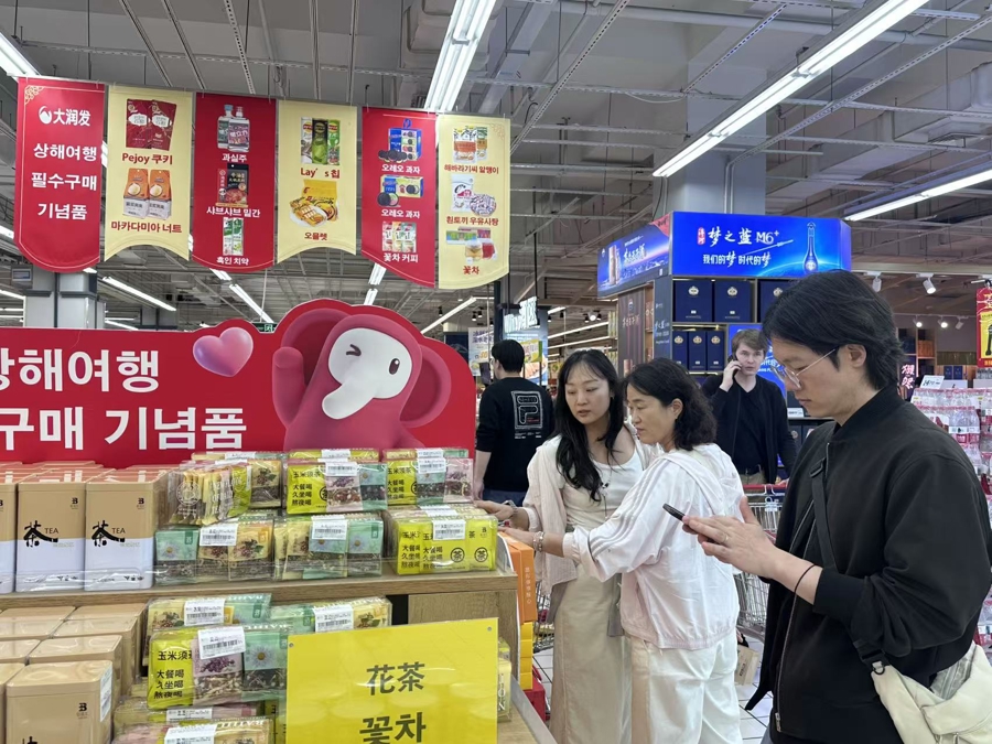 La sucursal de RT-Mart en Pingxingguan Road ha instalado letreros en coreano para atender mejor a los visitantes de ese país..jpg