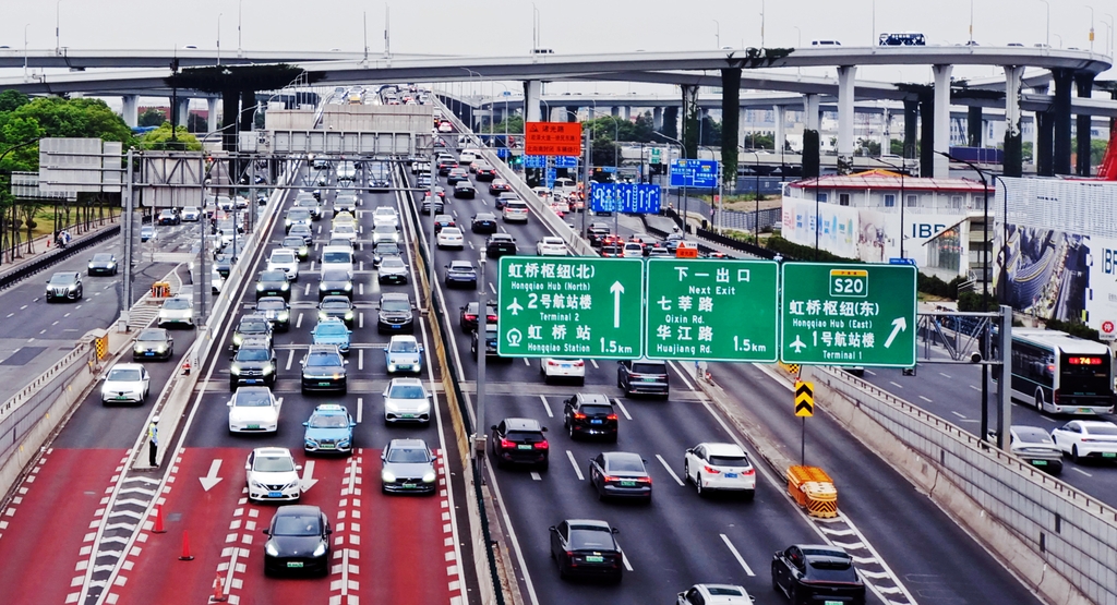 El tráfico intenso en una autopista cerca del Aeropuerto Internacional Hongqiao de Shanghai.-IC.jpg