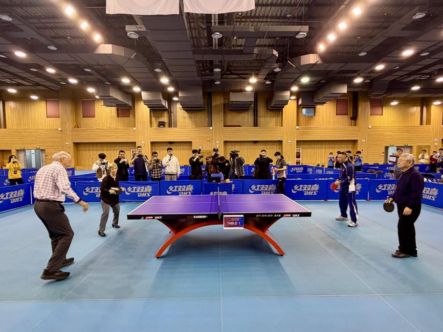 Los Sweeris (a la izquierda) disputan un partido amistoso contra los jugadores chinos Xu Yinsheng y Yan Sen..jpeg