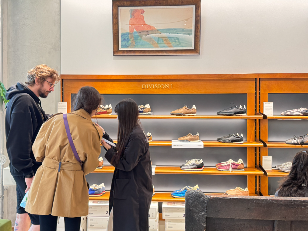 Los compradores exploran la colección de calzado de PANE..png