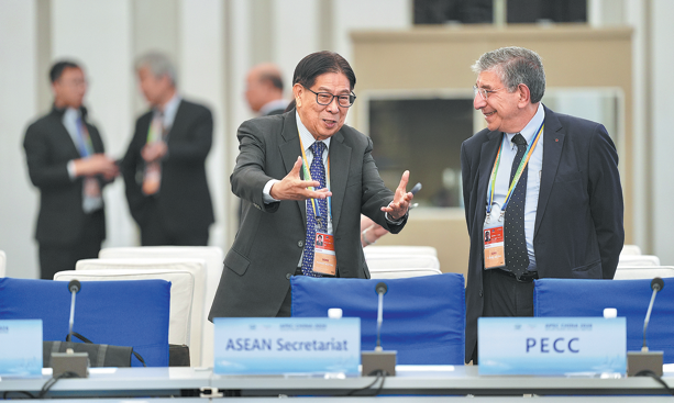Los asistentes a la Segunda Reunión de Altos Funcionarios del APEC China 2026 intercambian opiniones el 18 de mayo, antes de la ceremonia de apertura de la reunión en Shanghai..png