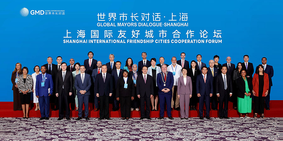 Los participantes en el Diálogo Mundial de Alcaldes y en el Foro Internacional de Cooperación de las Ciudades de la Amistad Shanghai 2025 posan para una foto grupal el 29 de mayo.jpg