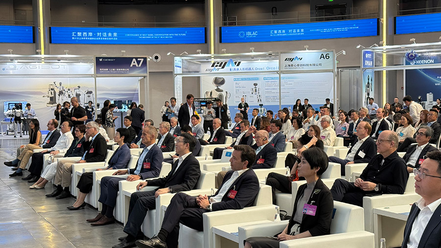 Una delegación de 35 líderes empresariales mundiales se reúne en el West Bund de Shanghai el 11 de octubre, antes de la reunión del Consejo Asesor de Líderes Empresariales Internacionales para el Alcalde de Shanghai..jpg