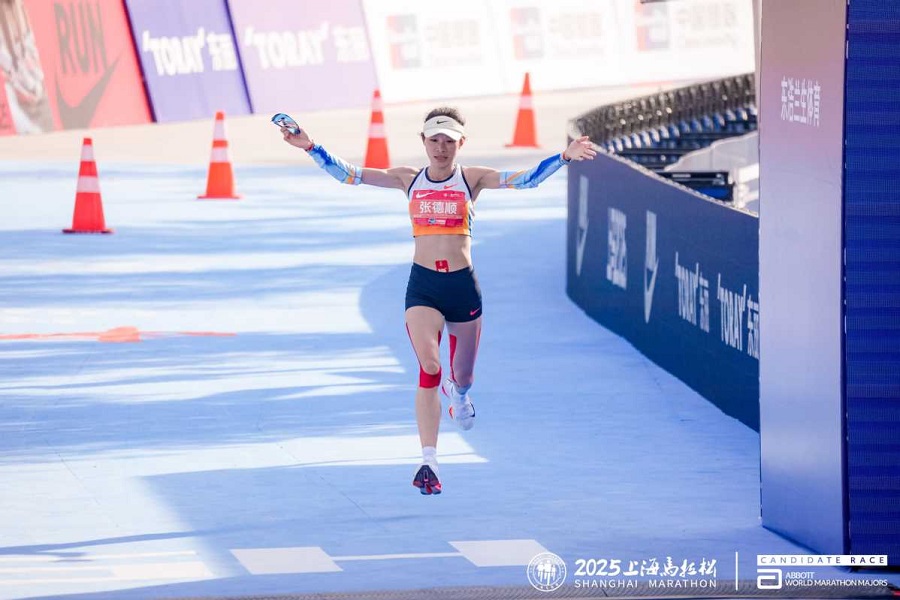 La corredora china Zhang Deshun asegura su cuarto título nacional femenino consecutivo en el Maratón de Shanghai 2025.jpeg