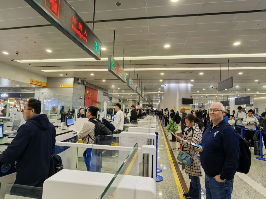 Viajeros hacen fila para pasar el control fronterizo en el Aeropuerto Internacional Pudong de Shanghai..png
