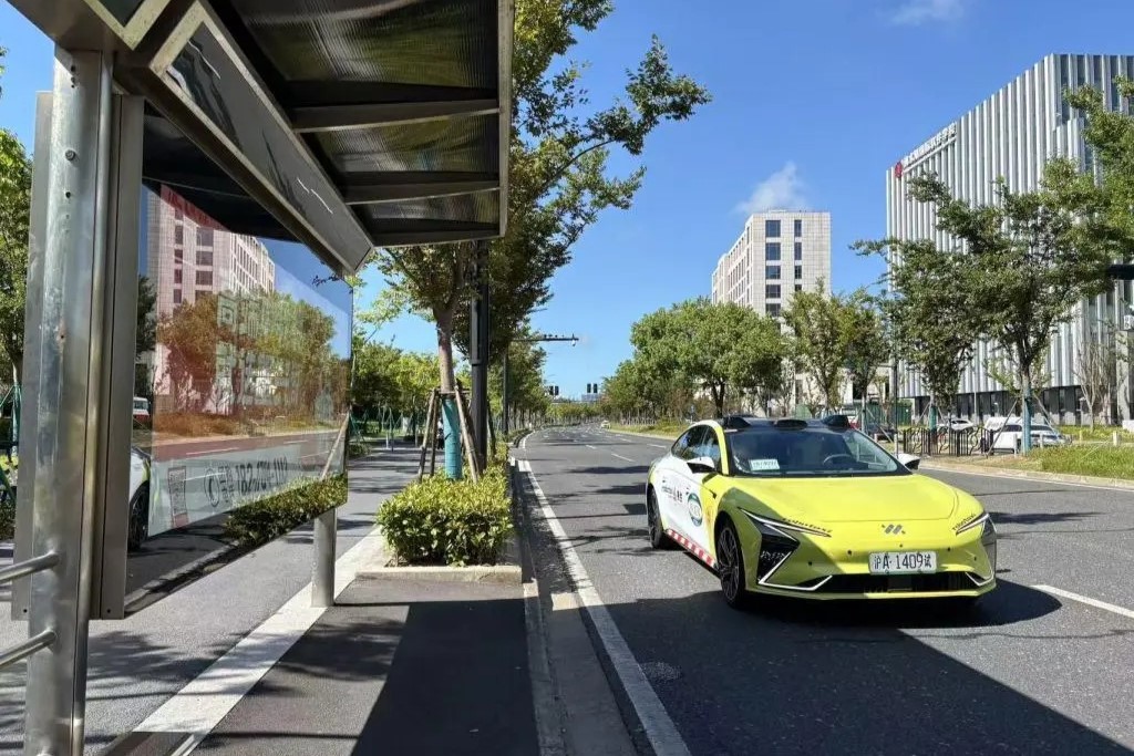 Lin-gang inicia servicio de robotaxi 