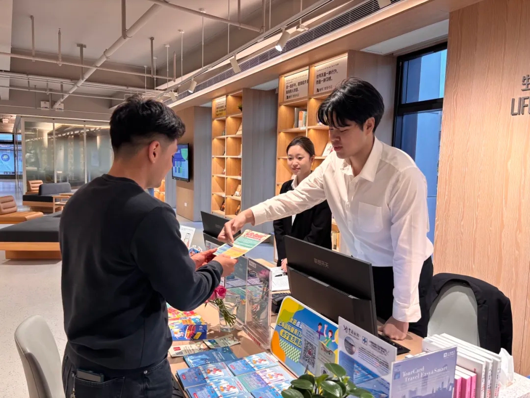 Zhou Zhenlong brinda asistencia a un extranjero en el Centro de Servicio Integral para Talentos Extranjeros de Shanghai en Hongqiao_副本.jpg