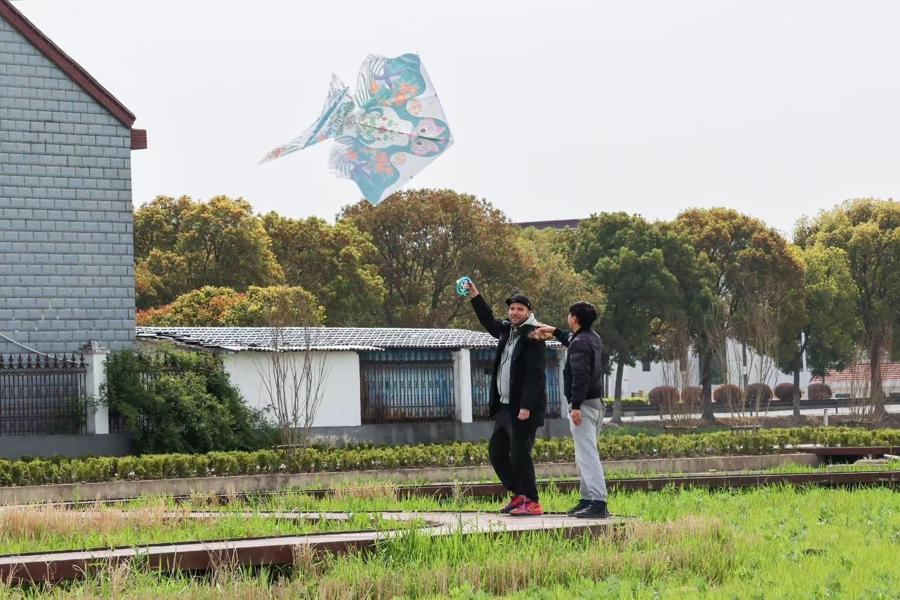 Federico Demarco y Feng Xuanxin vuelan una cometa, una costumbre tradicional del Festival Qingming.jpg