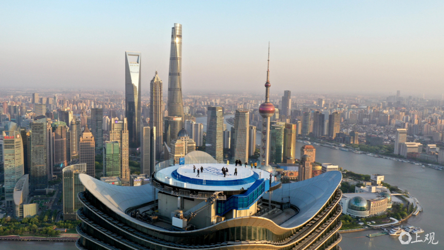 Vista aérea de The Stage, una plataforma de observación situada en lo alto de Sinar Mas Plaza de Shanghai, que ofrece una visión magnífica del horizonte de la ciudad.jpg
