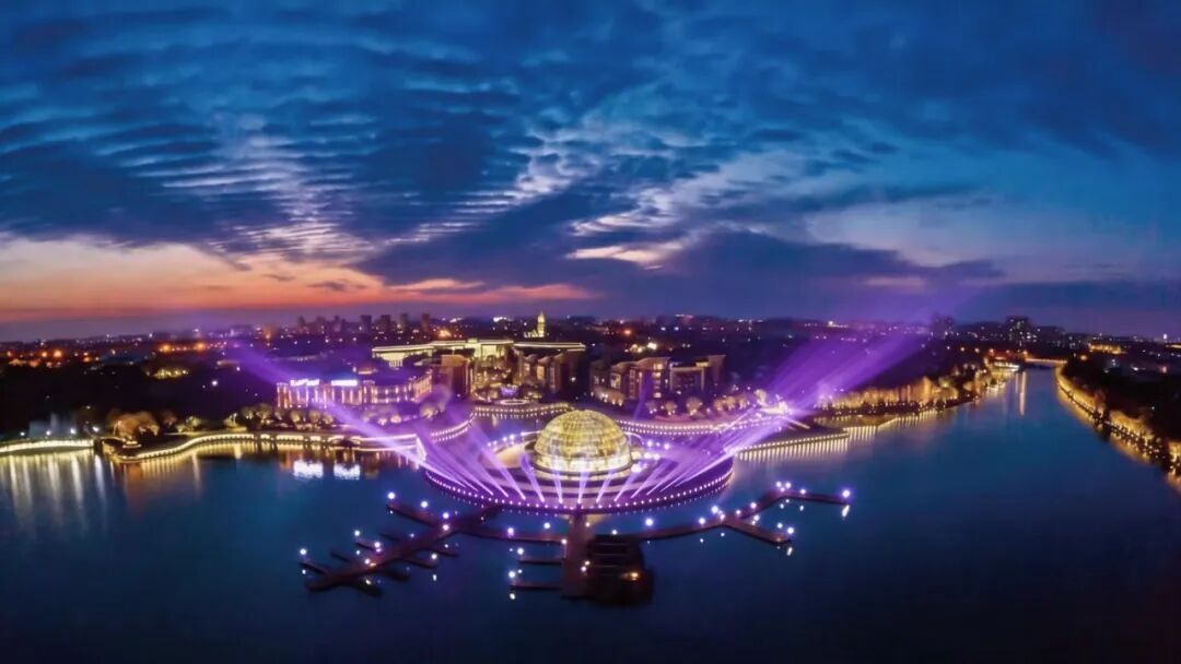Un espectáculo de luces a orillas del agua en Thames Town, en el distrito de Songjiang..jpg