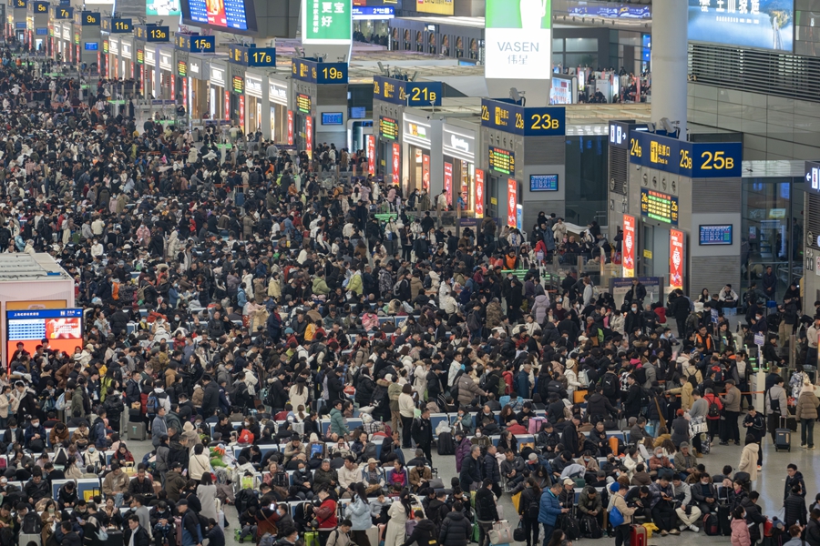 Afluencia de pasajeros en estación de tren de Shanghai, vista de chunyun.jpg