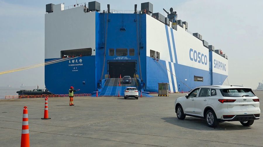 Carga de automóviles en un buque de COSCO Shipping en el puerto de Shanghai.jpg