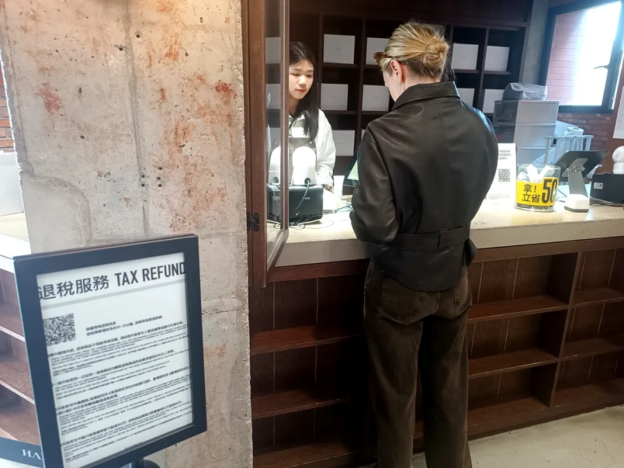 Una visitante internacional prueba el servicio de devolución de impuestos en el mostrador..png