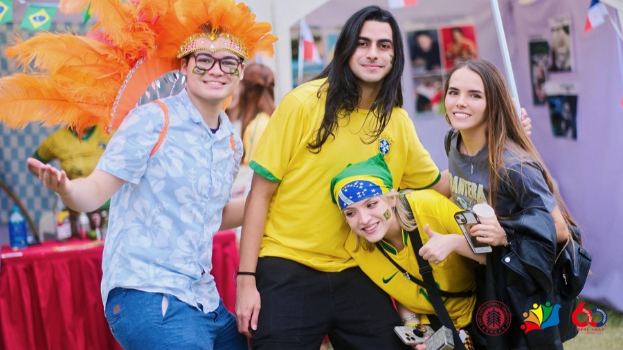 Estudiantes brasileños ante el estand de su país.jpg